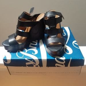 Lucky Platform Sandal, size 7